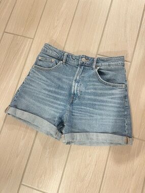 ZARA mom shorts 
Size 6 
Great Condition 
Super comfy jeans shorts